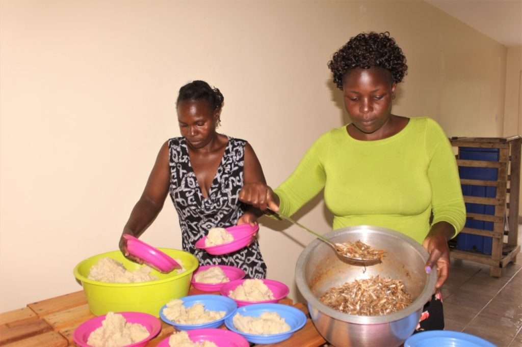 Kochen im Waisenhaus, Essensausgabe in Kakamega